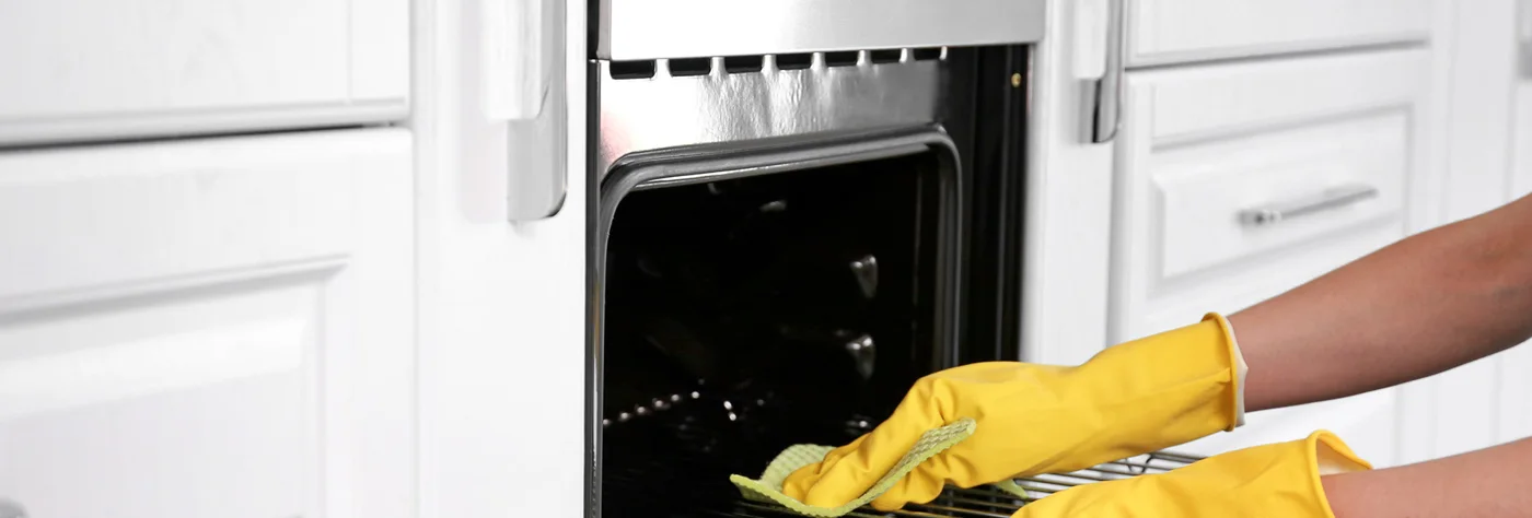 Wiping an oven cavity