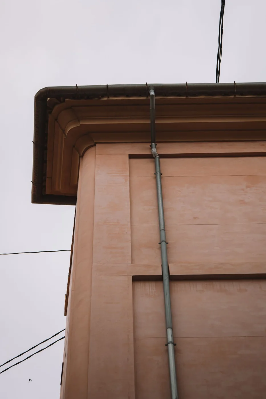 Roof edge with gutter and downpipe