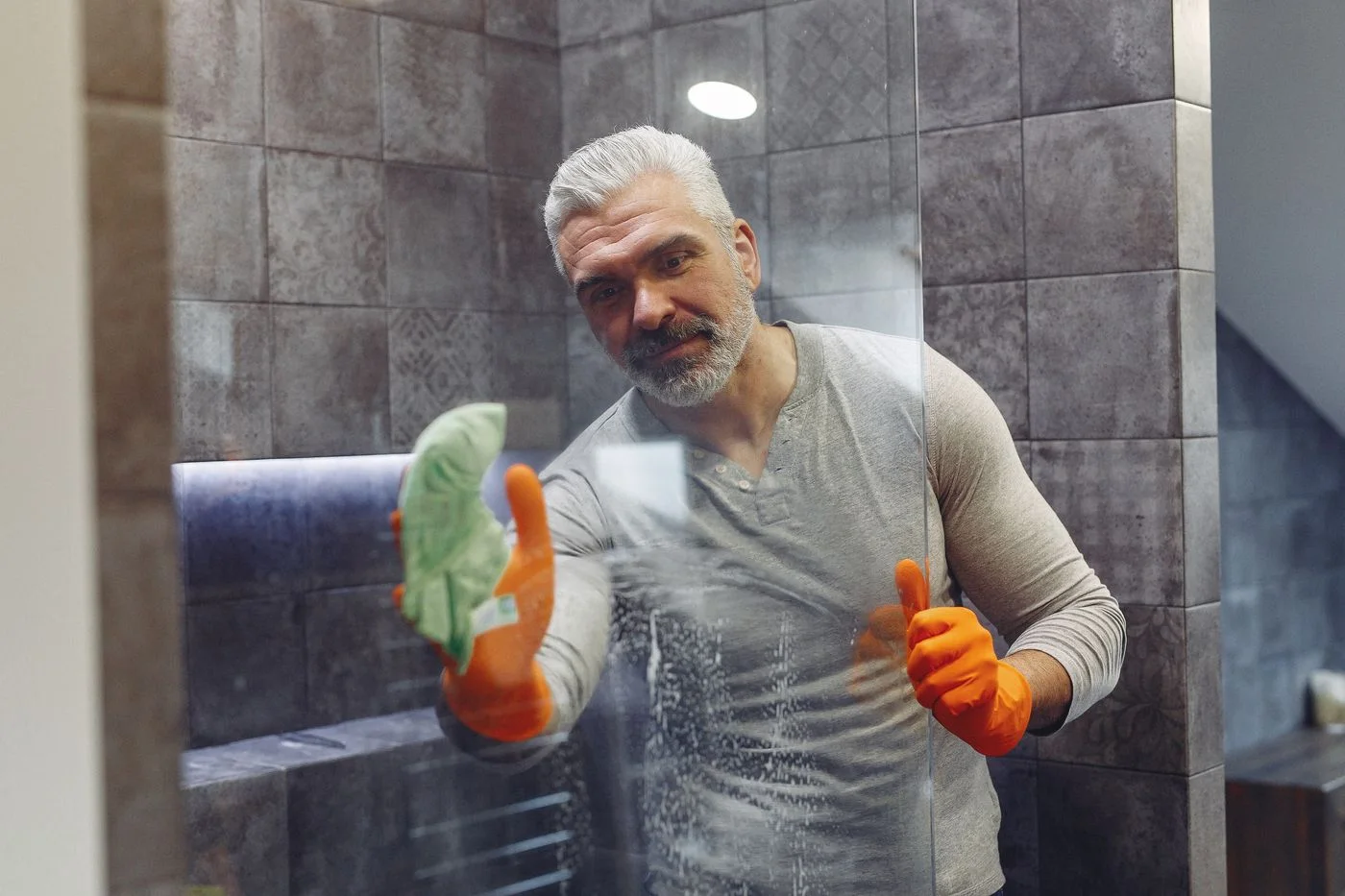 Cleaning a glass shower screen
