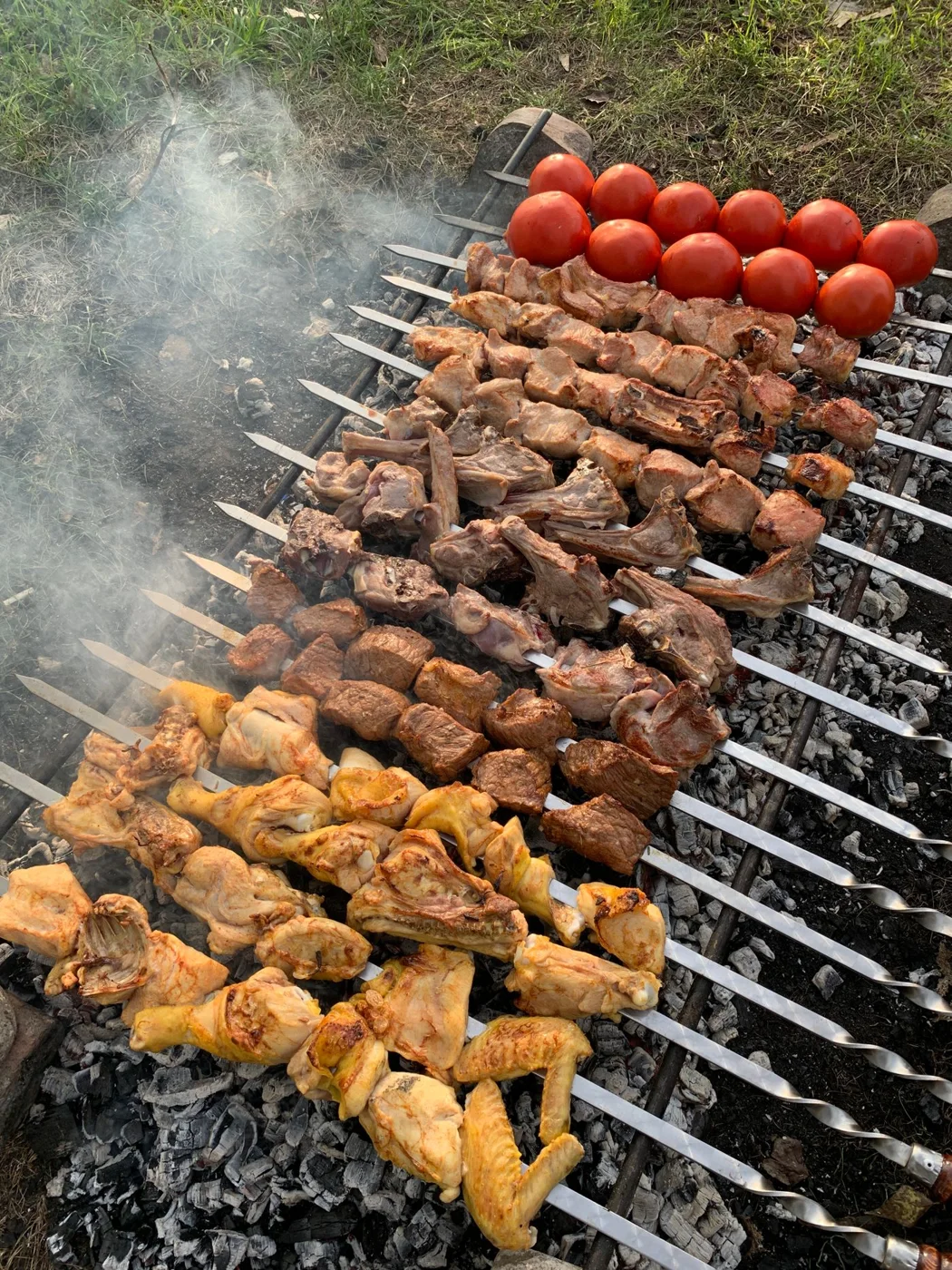 Charcoal barbecue grate with skewers